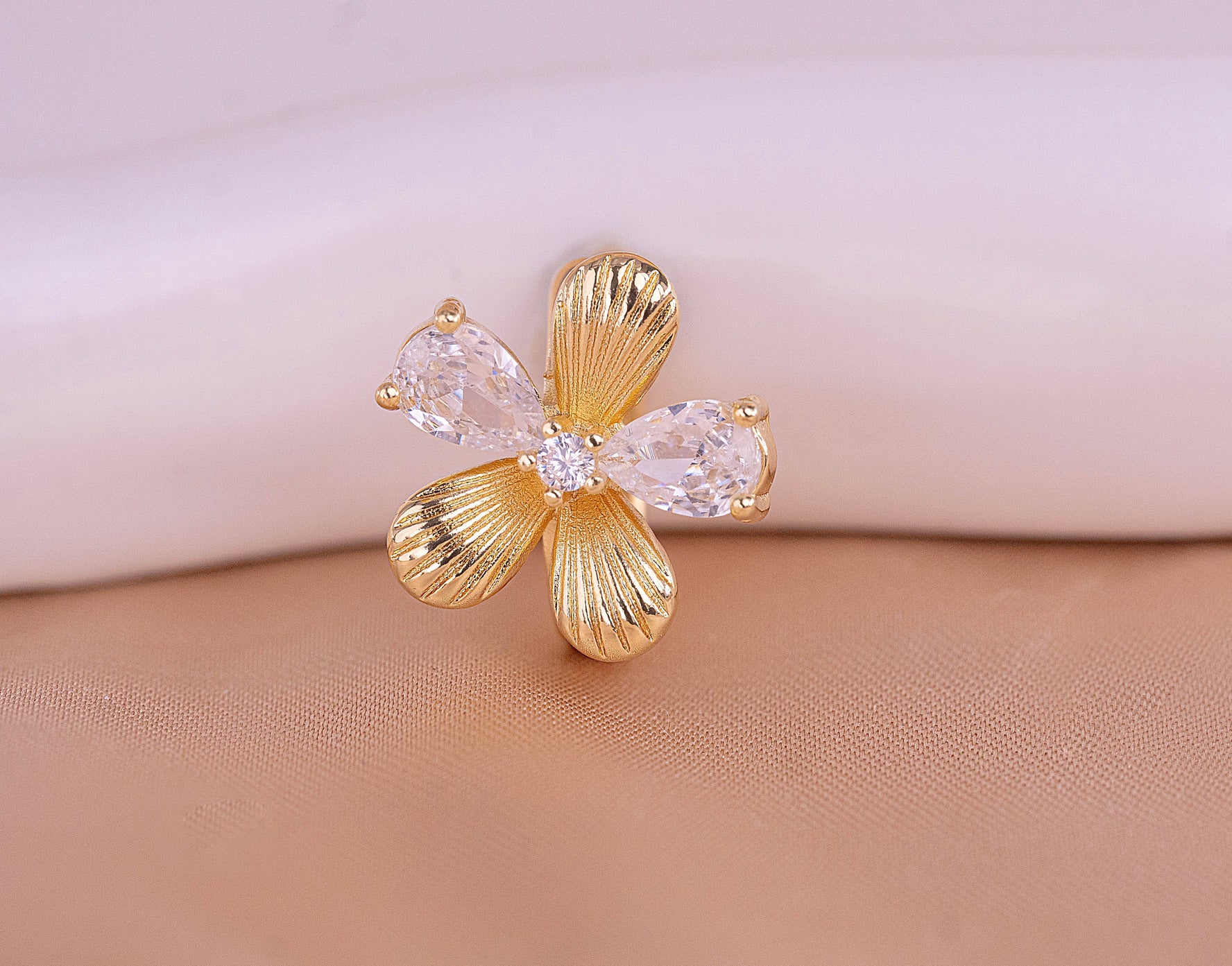 Ear Cuff Magnolia Dorado  Ref: E427